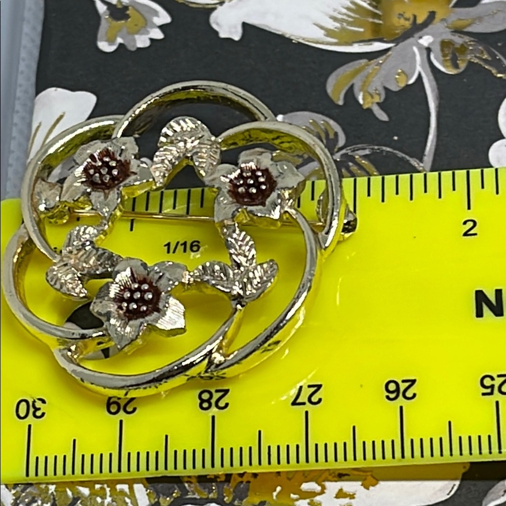 Sarah Coventry circa 1975 Elegant Gold tone  Floral Brooch pin - Picture 9 of 10